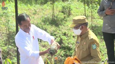 Sutarmidji Serahkan Tempayan Keramat ke Jokowi
