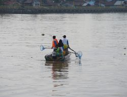 Peringati Hari Air Sedunia Dengan Aksi Bersih-Bersih Sungai Kapuas