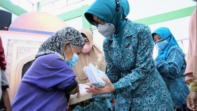 TP PKK Kota Pontianak Salurkan Bantuan Bagi Kaum Dhuafa