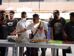 Edi Kamtono dan Bang Evan Borong Takjil, Traktir Warga Berbuka Puasa