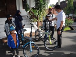 Peduli Lingkungan, Si Kembar Faris dan Daris Dapat Hadiah Sepeda dari Wali Kota