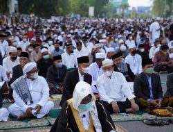 Ribuan Jemaah Salat Id Tumpah Ruah di Depan Kantor Wali Kota Pontianak