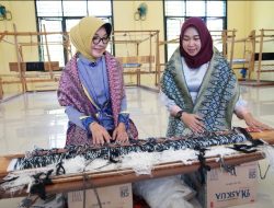 Dekranasda Pontianak Timba Ilmu Tenun di Sambas