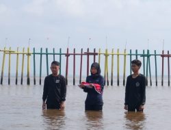 Pemuda Sungai Kupah Kibarkan Merah Putih di Rawa Laut
