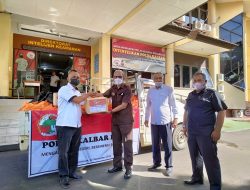 Polda Kalbar Kucurkan Sembako Untuk Pekerja Bongkar Muat Pelabuhan Pontianak
