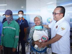 Gesma 89 Bagikan Sembako untuk Petugas Bandara dan Warga Sungai Raya