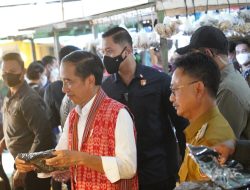 Blusukan ke Pasar Kemuning, Jokowi Akui Pontianak Bagus Kendalikan Inflasi