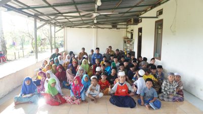 Kunjungi Sungai Rengas, Sujiwo Beri Bantuan Sembako dan Motivasi Anak Panti Asuhan