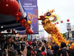 Menteri Erick Thohir Saksikan Karnaval 26 Replika Naga di Pontianak