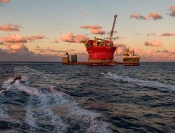 Aktivis Greenpeace Panjat Kapal Sewaan Shell, Ini Pesannya: Hentikan Pengoboran, Mulailah Membayar