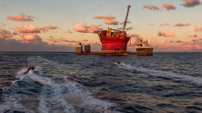 Aktivis Greenpeace Panjat Kapal Sewaan Shell, Ini Pesannya: Hentikan Pengoboran, Mulailah Membayar