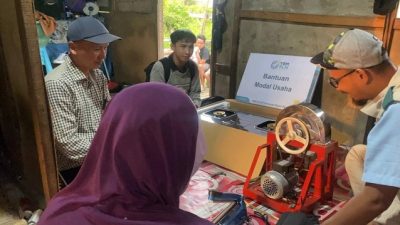 YBM PLN Bantu Modal Usaha Penjual Keripik Ubi di Pontianak