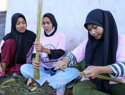 Srikandi Ganjar Kalbar Bersama Milenial Kapuas Hulu Sulap Daun Nyiur jadi Produk Bernilai