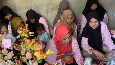 Srikandi Ganjar Kalbar Latih Perempuan Milenial Bikin Bunga Telur