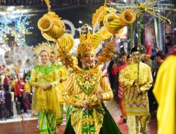 Warga Makassar Kagumi Keunikan Kostum Meriam Karbit dari Pontianak