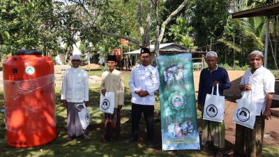 Santri Dukung Ganjar Salurkan Bantuan Tandon Air ke Pondok Pesantren di Kalbar