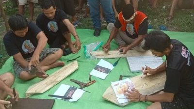 Ganjar Milenial Gelar Pelatihan Seni Ukir Kayu di Landak
