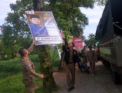 Satpol PP Pontianak Tertibkan Ratusan Poster Caleg di Pohon