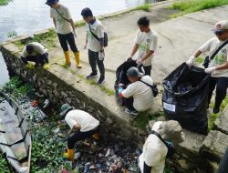 Relawan Pegawai PLN Sapu Bersih 1,4 Juta Ton Sampah di Tiga Titik Kalbar-Kalteng
