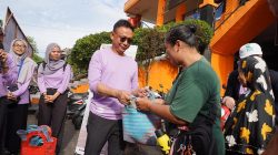 Wako Pontianak Bagikan Tas Belanja Gratis di Pasar Kemuning