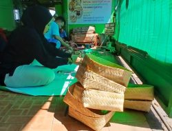 Kurangi Sampah Plastik, Masjid Miftahuddin Bagikan Daging Kurban Gunakan Besek