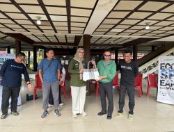Eco Bhinneka Muhammadiyah Kalbar Bagikan 350 Besek untuk Wadah Daging Kurban