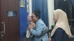Isabella (30) TKW yang berhasil pulang dari Malaysia dipeluk Ketua PDRI Kalbar, Sri Cahyawati bersama Wakil Direktur Eksekutif DPD Demokrat Kalbar, Lusiana Irmalia, Kamis 31 Juli 2025 di Kantor DPD Partai Demokrat Kalbar, Kota Pontianak.