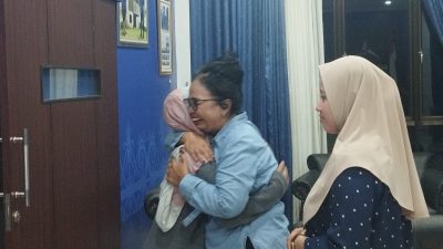 Isabella (30) TKW yang berhasil pulang dari Malaysia dipeluk Ketua PDRI Kalbar, Sri Cahyawati bersama Wakil Direktur Eksekutif DPD Demokrat Kalbar, Lusiana Irmalia, Kamis 31 Juli 2025 di Kantor DPD Partai Demokrat Kalbar, Kota Pontianak.