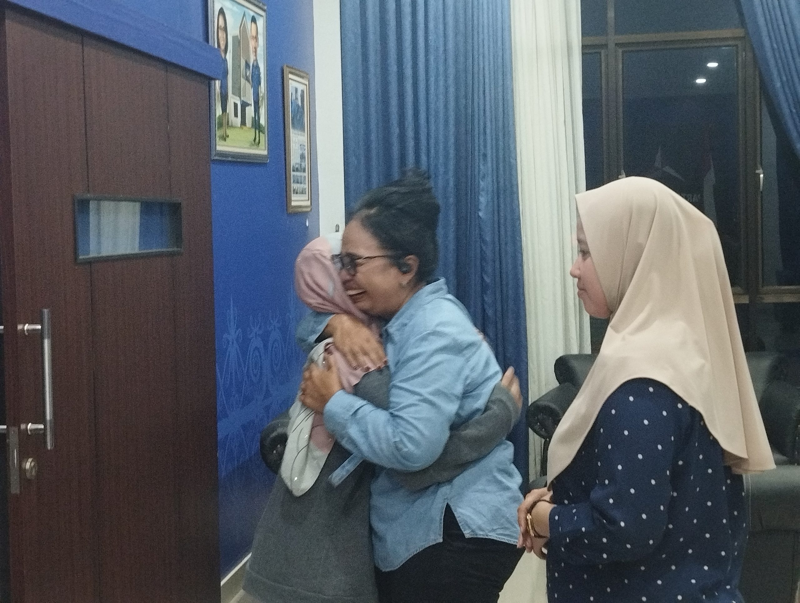 Isabella (30) TKW yang berhasil pulang dari Malaysia dipeluk Ketua PDRI Kalbar, Sri Cahyawati bersama Wakil Direktur Eksekutif DPD Demokrat Kalbar, Lusiana Irmalia, Kamis 31 Juli 2025 di Kantor DPD Partai Demokrat Kalbar, Kota Pontianak.
