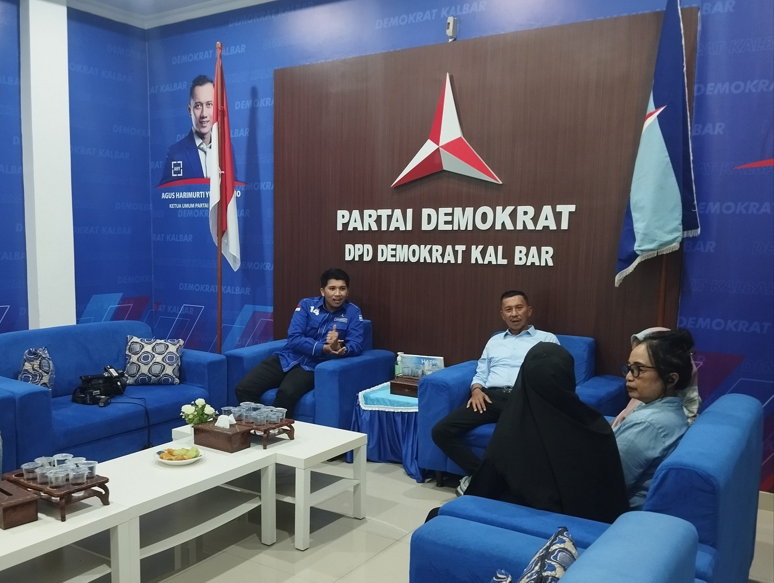 Anggota DPRD Kubu Raya, Ridho Maulana (kiri) bersama Sekretaris DPD Partai Demokrat Kalbar, Usman (kanan) ketika mendengar cerita Isabella (30) dan saudarinya Marniah (26) ketika didampingi Ketua PDRI Kalbar, Sri Cahyawati, Kamis 31 Juli 2025 di DPD Demokrat Kalbar, Kota Pontianak