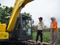 Pemkot Pontianak Uji Coba Eskavator Amfibi Bersihkan Parit Sungai Jawi