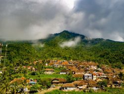 Pengetahuan Lokal Cara Hidup Berdampingan dengan Alam Terancam Punah